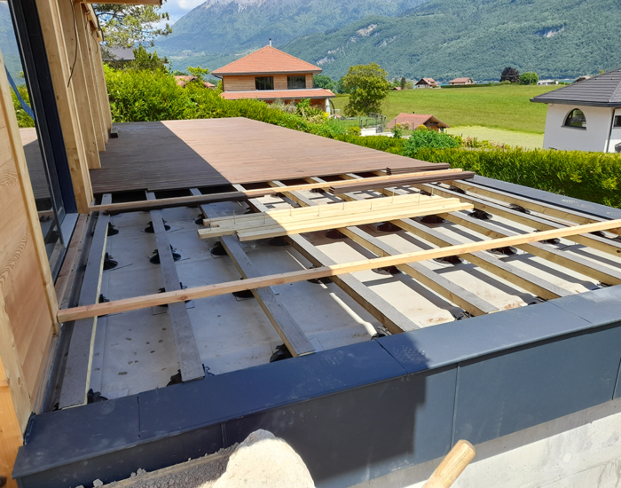 Terrasse avec vue sur lac et montagne