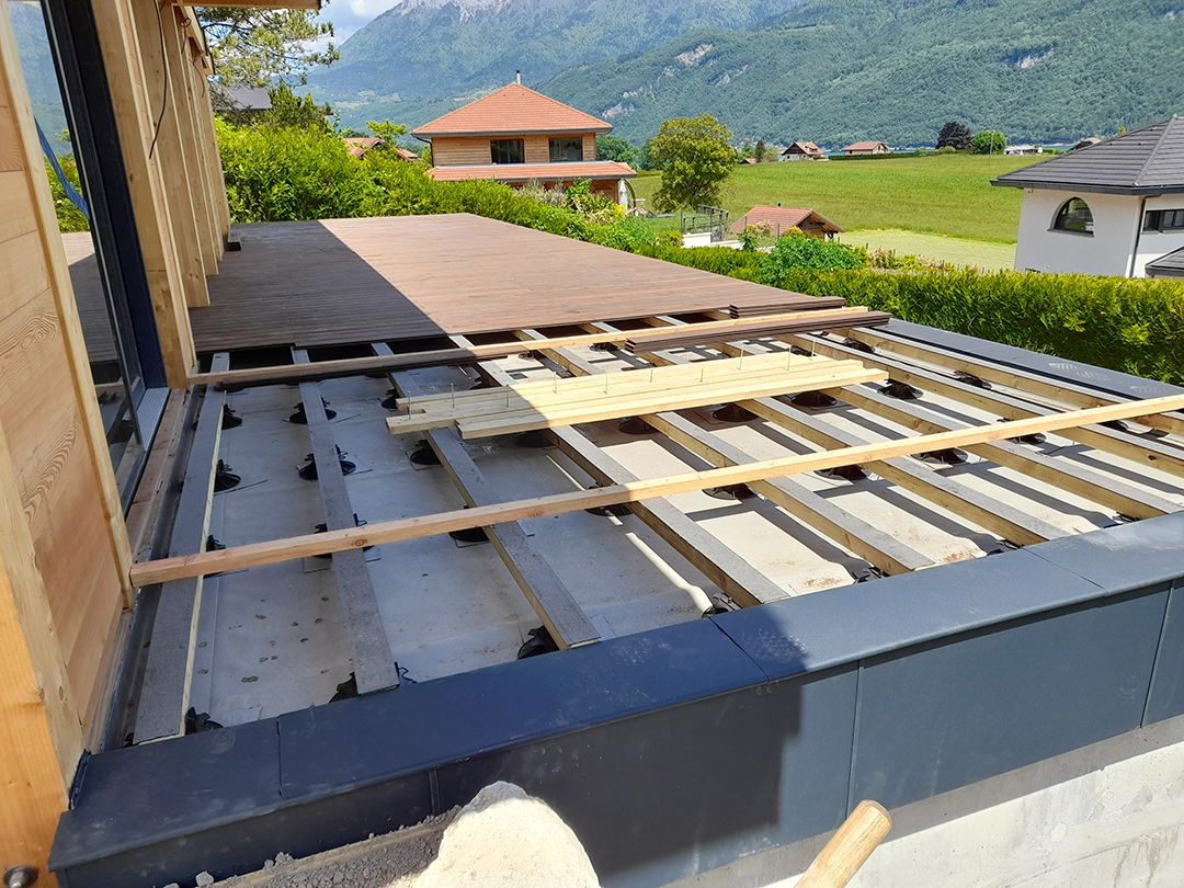 Terrasse avec vue sur lac et montagne