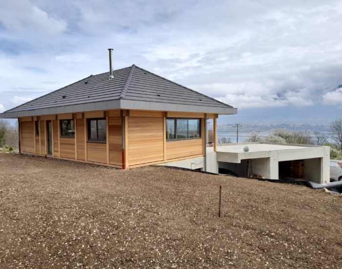 Maison poteaux poutres vue sur lac