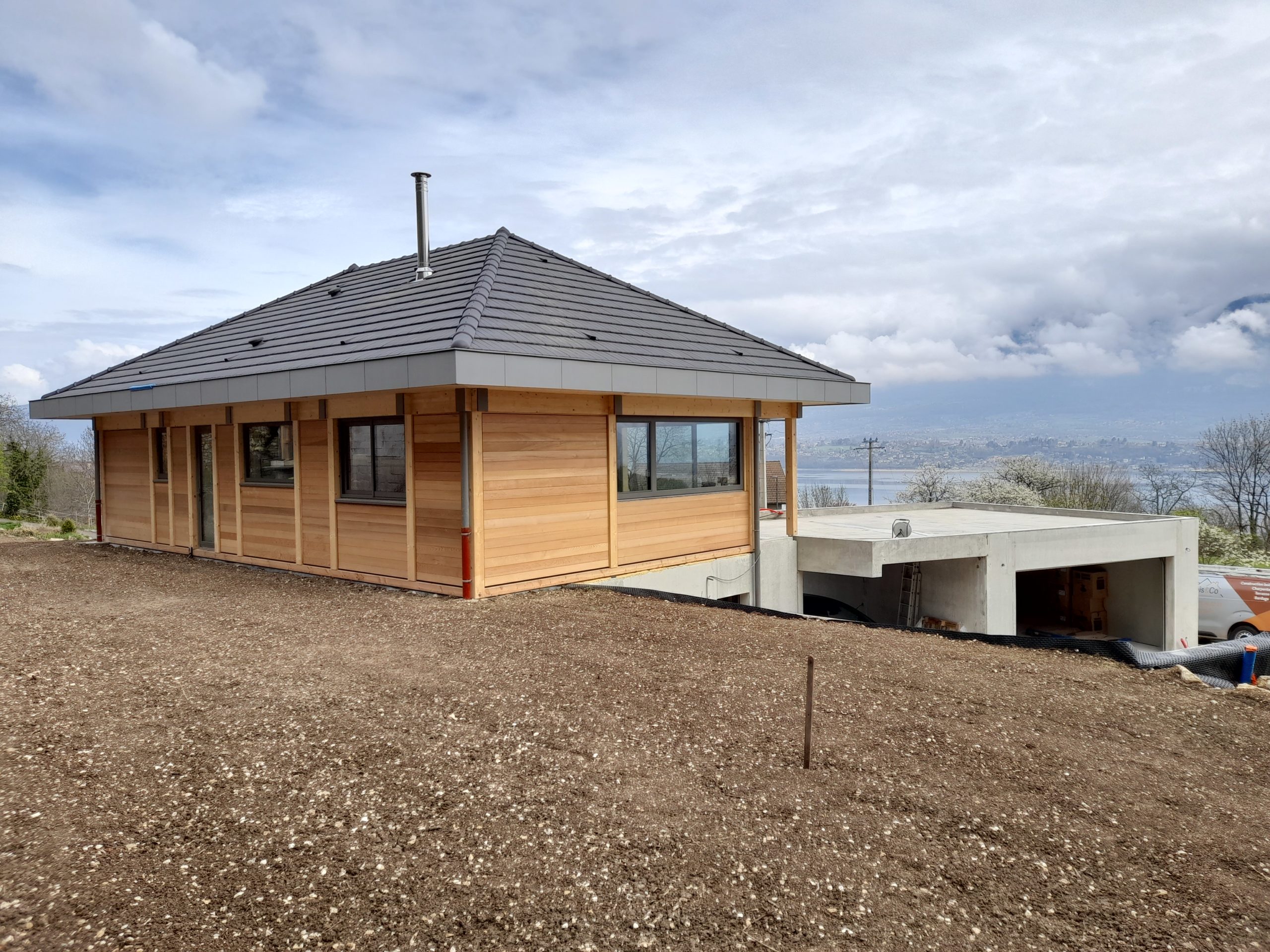 Maison poteaux poutres vue sur lac